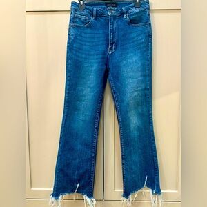 Risen Women's Blue Frayed Hem Jeans.

EUC

Fun Frayed hem